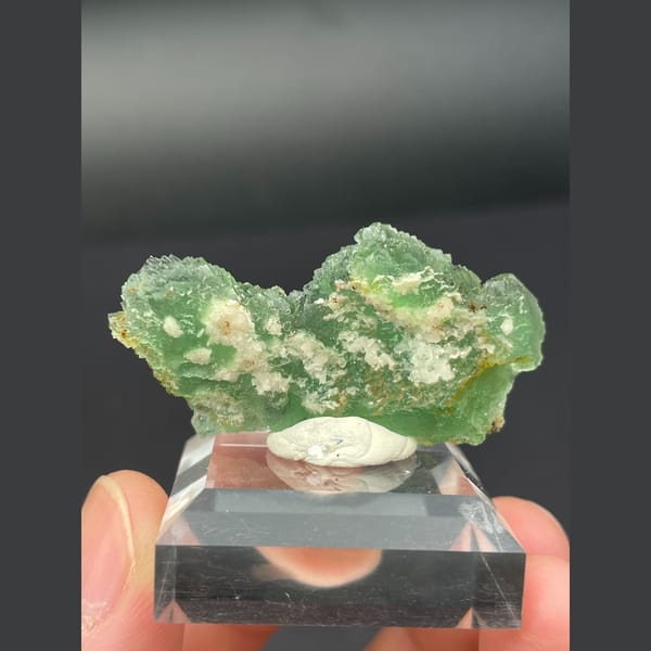 Stepped emerald green fluorite from Henan — detail view