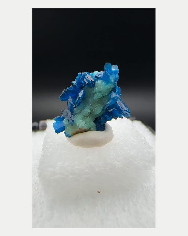Complete front view of blue zincolibethenite with dongchuanite