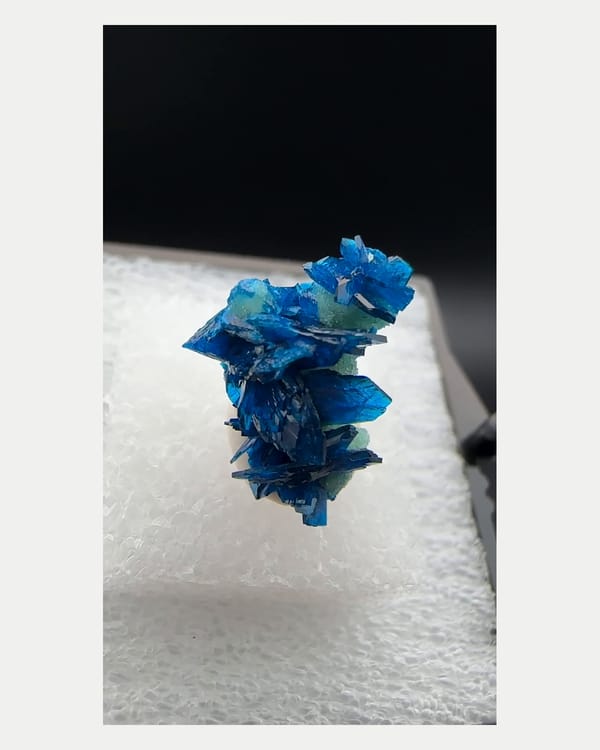Complete left oblique view of blue zincolibethenite with dongchuanite