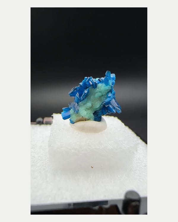 Complete right oblique view of blue zincolibethenite with dongchuanite