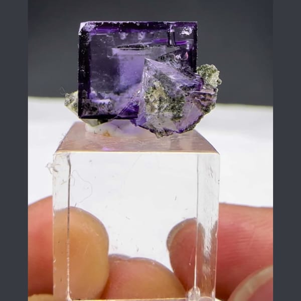 Purple Glassy Fluorite Cube Yaogangxian 1.5 cm — complete view