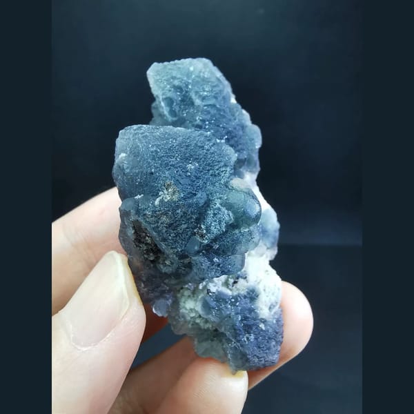 Blue octahedral fluorite with marmatite from Huanggangliang — complete view