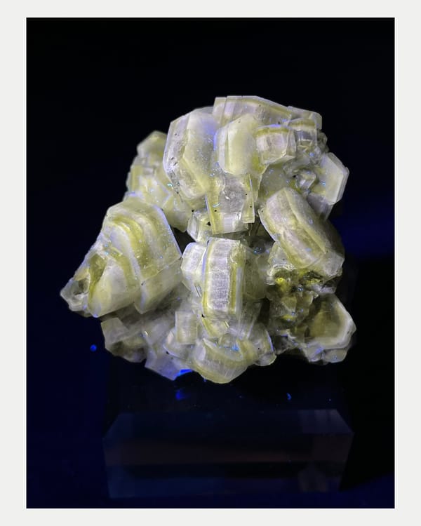Complete ultraviolet presentation of pale green Portuguese fluorapatite