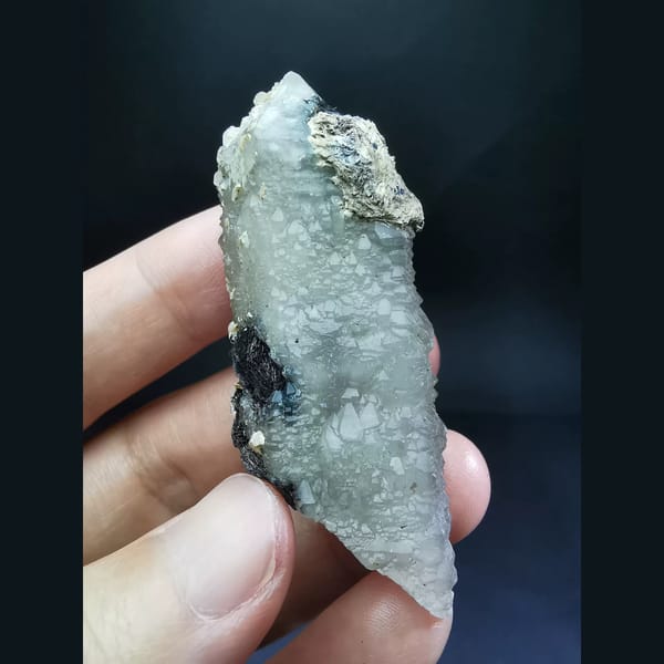 Alligator quartz with specular hematite and calcite — complete view
