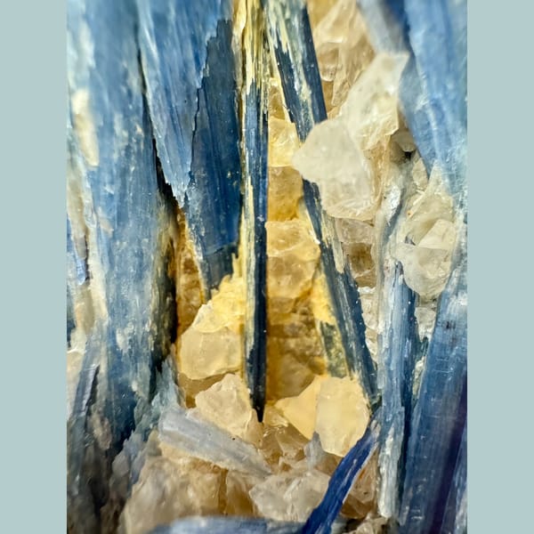 Blue Kyanite Blades 8.0 cm — detail view