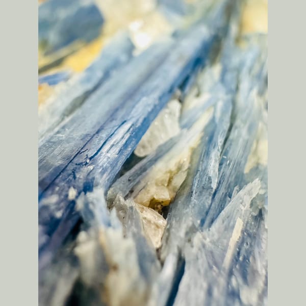 Blue Kyanite Blades 8.0 cm — detail view