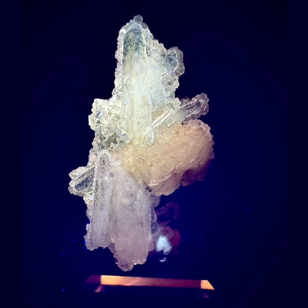 Quartz with Apophyllite and Calcite Hubei 5.5 cm — detail view