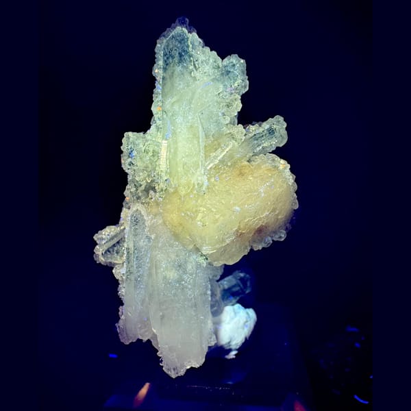 Quartz with Apophyllite and Calcite Hubei 5.5 cm — detail view