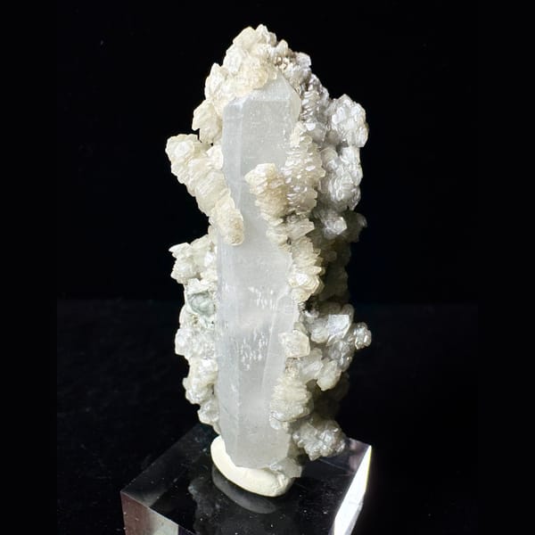 Green Quartz with Petal Calcite Inner Mongolia 8.5 cm — detail view