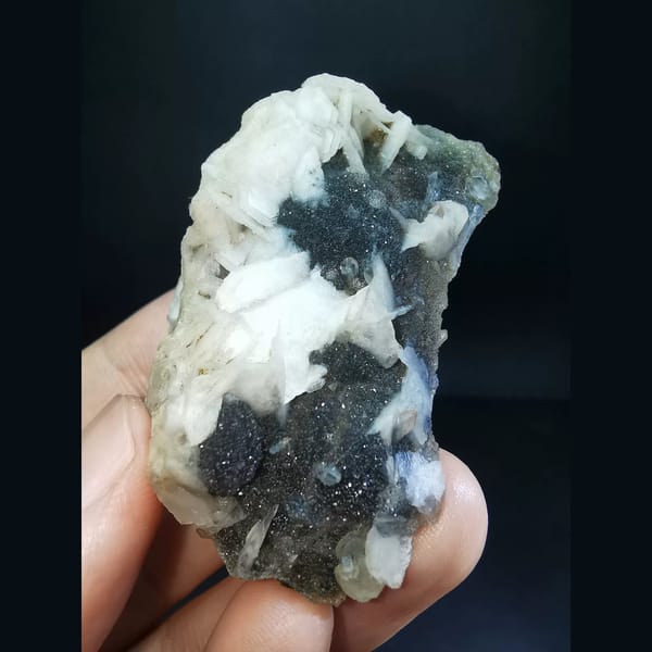 Sugary garnet with quartz and calcite — complete view
