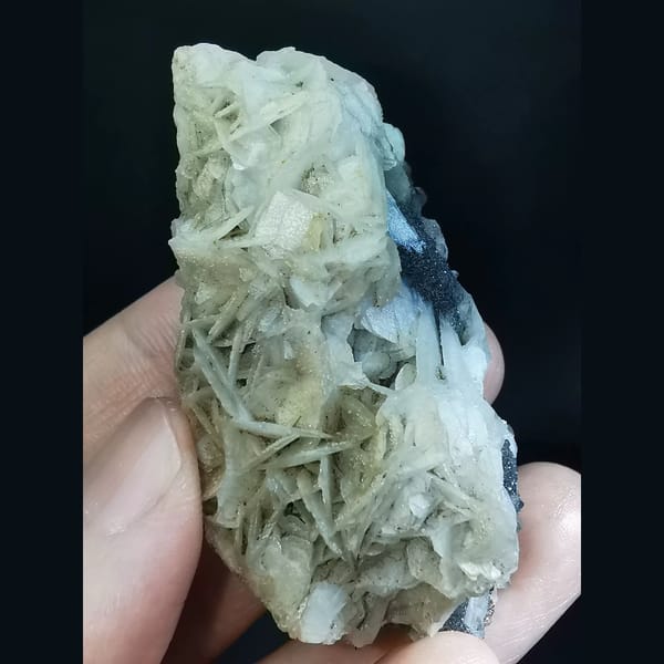 Sugary garnet with quartz and calcite — detail view