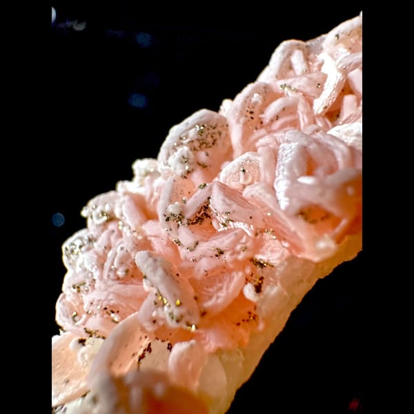Rhodochrosite on Quartz with Pyrite Wuzhou 6.0 cm — detail view