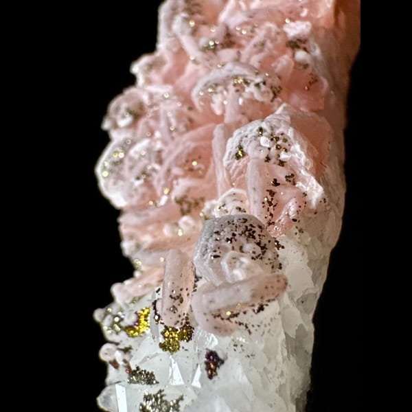 Rhodochrosite on Quartz with Pyrite Wuzhou 6.0 cm — detail view