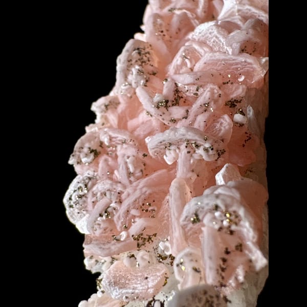 Rhodochrosite on Quartz with Pyrite Wuzhou 6.0 cm — detail view