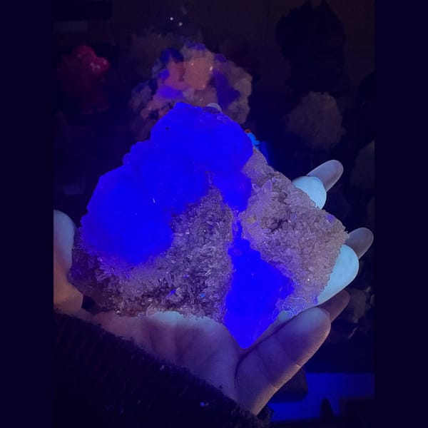 Transparent stepped green fluorite with quartz from Fujian — detail view
