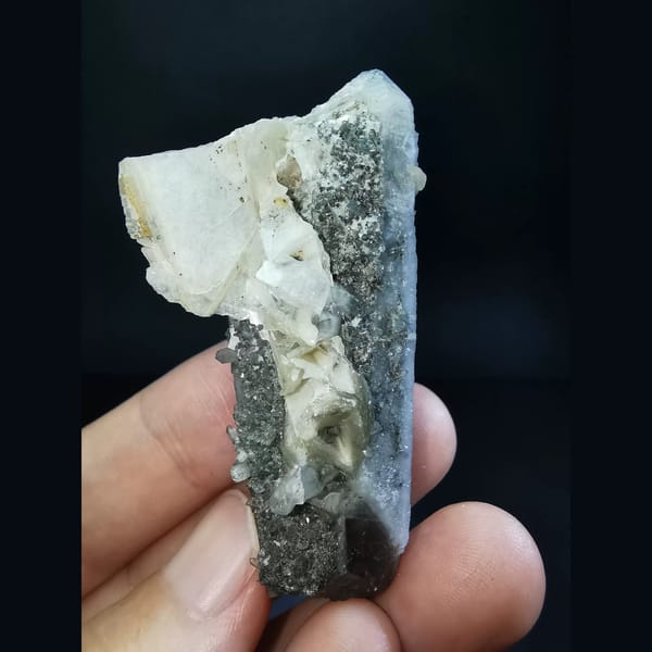 Quartz with calcite and small quartz crystals — complete view