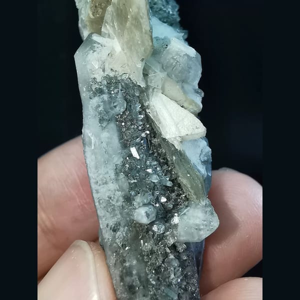 Quartz with calcite and small quartz crystals — alternate view