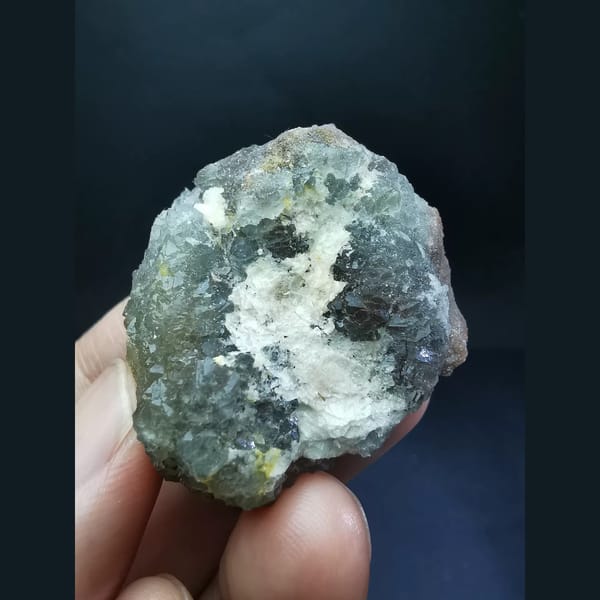 Aggregated fluorite with calcite from Huanggangliang — alternate view