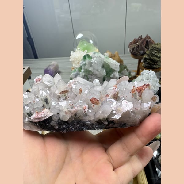 Quartz cluster with green chlorite and red calcite rosettes — complete view