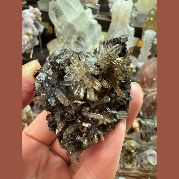 Heart-Shaped Specular Hematite Quartz Guangdong 5.5 cm — detail view
