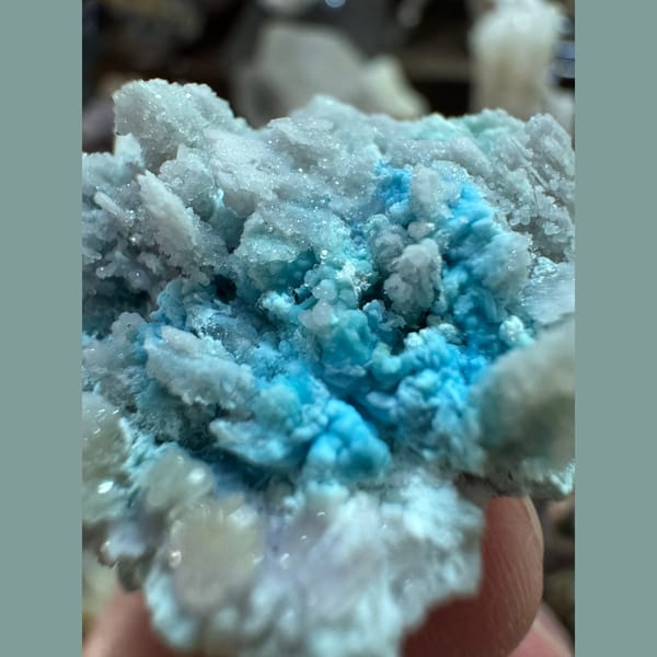 Blue-White Gibbsite with Creedite 6.0 cm — detail view