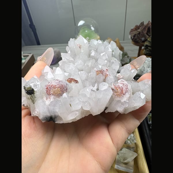 Chlorite quartz cluster with small red calcite rosettes — complete view