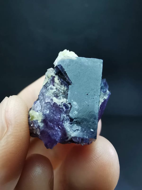 Purple fluorite with partly enclosed quartz — complete view 2 of the exact specimen