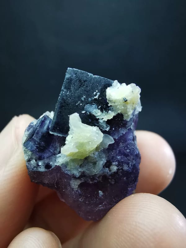 Purple fluorite with partly enclosed quartz — complete view 3 of the exact specimen