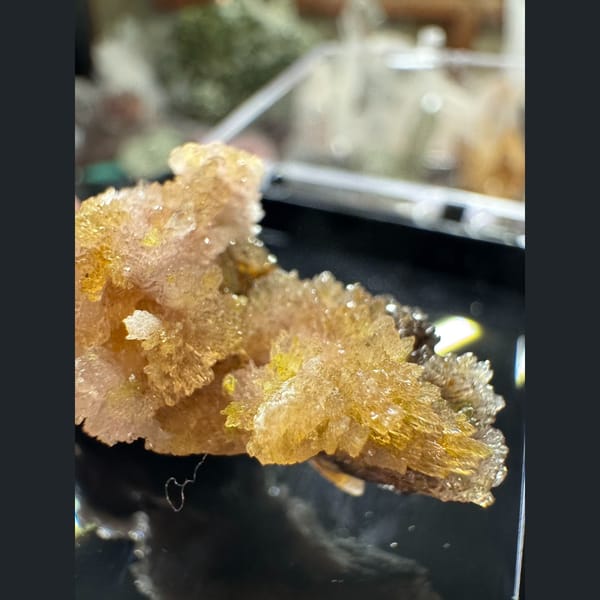 Pink and Yellow Creedite Guizhou 6.0 cm — detail view