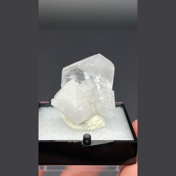 Clear calcite with quartz from Hunan — complete view