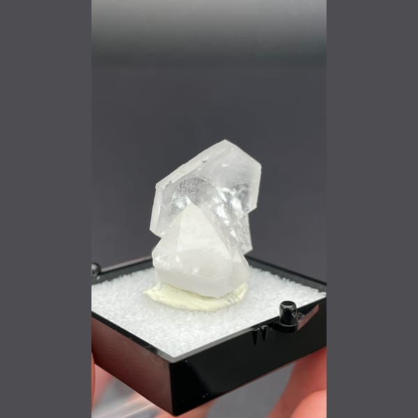 Clear calcite with quartz from Hunan — detail view