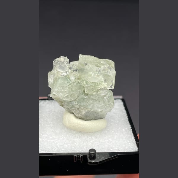 Clear fluorite with lotus-like phantom from Xianghualing — complete view