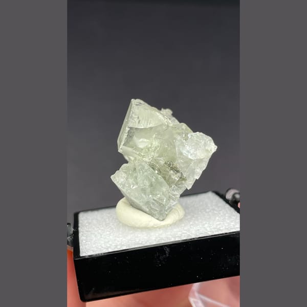 Clear fluorite with lotus-like phantom from Xianghualing — alternate view