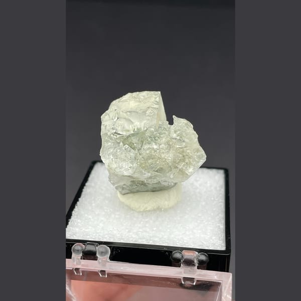 Clear fluorite with lotus-like phantom from Xianghualing — alternate view