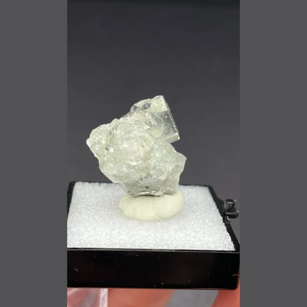 Clear fluorite with lotus-like phantom from Xianghualing — detail view