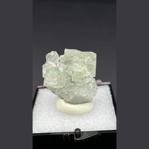 Clear fluorite with lotus-like phantom from Xianghualing — detail view