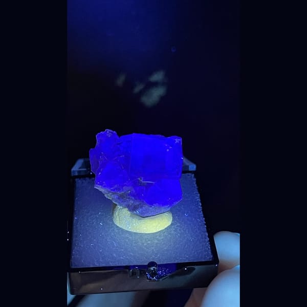 Clear fluorite with lotus-like phantom from Xianghualing — detail view
