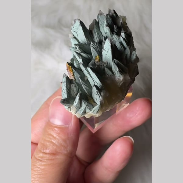 Blue-Grey Feather Calcite Daye 3.5 cm — detail view