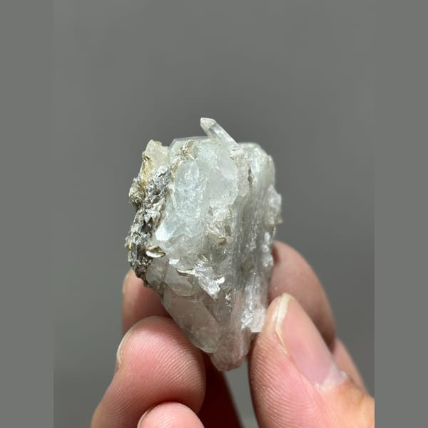 Pale aquamarine with quartz and mica from Xuebaoding, Sichuan — complete view