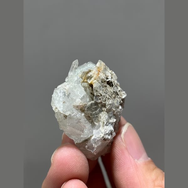 Pale aquamarine with quartz and mica from Xuebaoding, Sichuan — alternate view