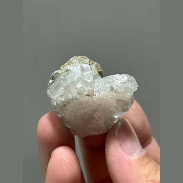 Pale aquamarine with quartz and mica from Xuebaoding, Sichuan — alternate view