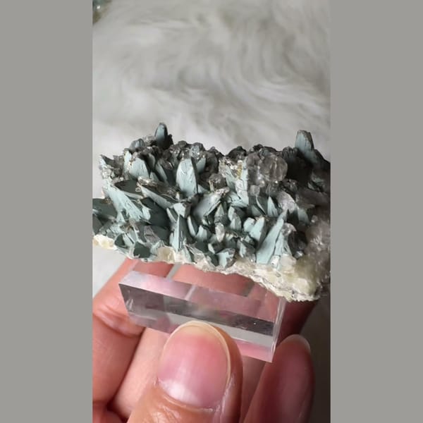 Green Feather Calcite Daye 5.5 cm — detail view