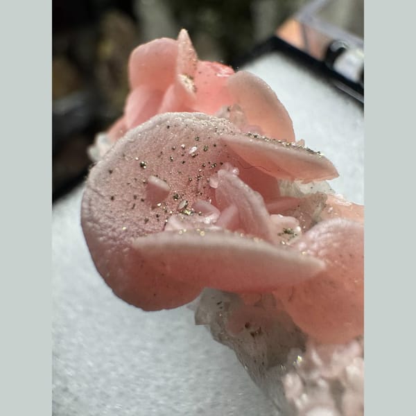 Pink Petal Rhodochrosite Wuzhou 3.5 cm — complete view