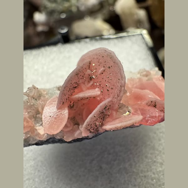 Pink Petal Rhodochrosite Wuzhou 3.5 cm — detail view