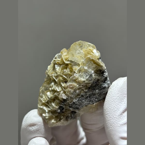 Aquamarine with golden mica from Xuebaoding, Sichuan — alternate view