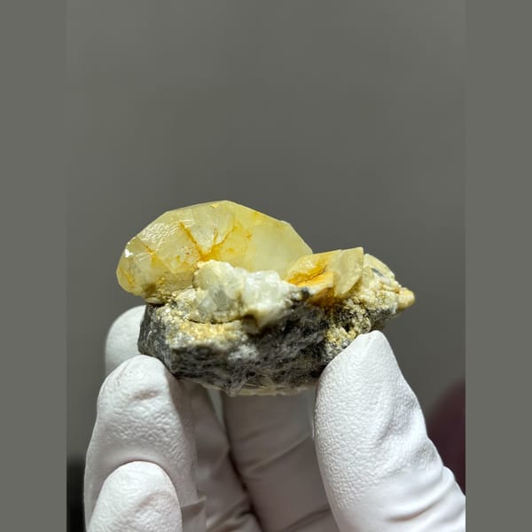 Aquamarine with feldspar from Xuebaoding, Sichuan — complete view