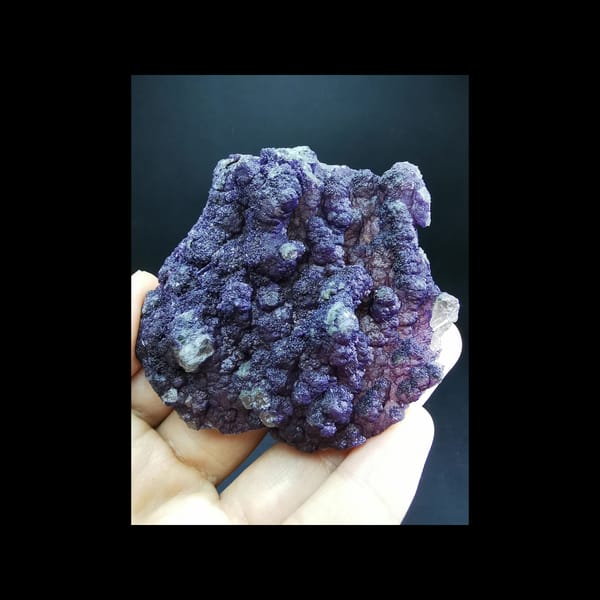 Purple-skin quartz cluster — complete view