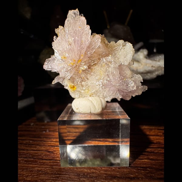 Creedite Flower with Golden Inclusions 3.5 cm — complete view