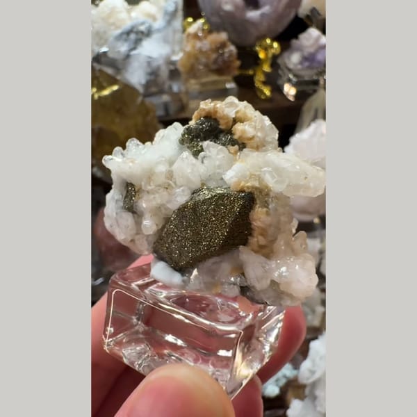 Calcite with Chalcopyrite Daye 3.5 cm — detail view