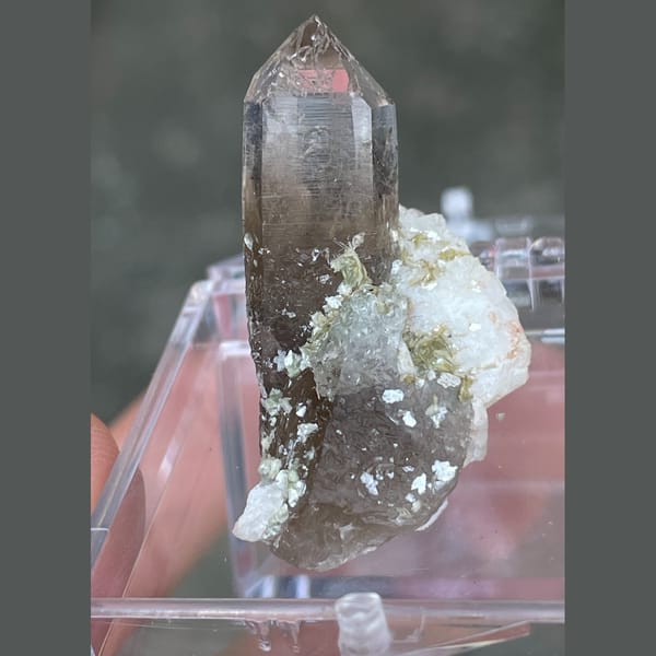 Small quartz cluster from Yunxiao — complete view